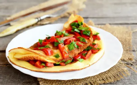 Puszysty omlet z papryką i natką pietruszki. Idealny pomysł na obiad, gdy chcesz zjeść coś szybkiego i pysznego.