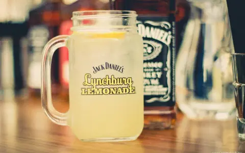 Orzeźwiająca Lynchburg Lemonade w słoiku z logo Jack Daniel's. Idealny przepis na lato.