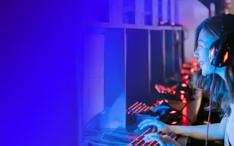 Dziewczyna w słuchawkach gra w Diablo 4, testując swój nowy build czarodzieja.
