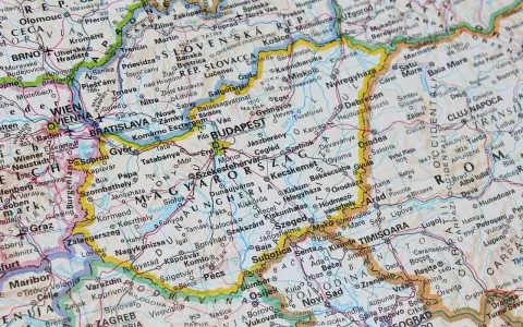 Węgry, choć nie używają euro jako waluty, są blisko krajów strefy euro, co ułatwia podróżowanie i płatności.