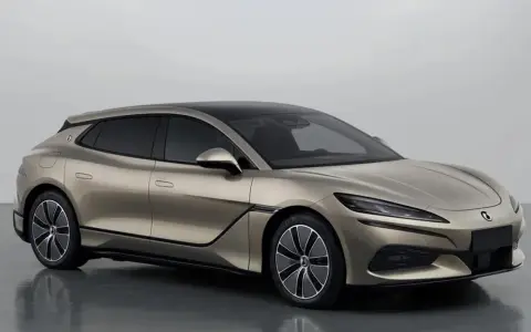 El elegante Denza Z9 GT, un coche eléctrico con líneas aerodinámicas y un techo negro contrastante, se exhibe en un estudio.