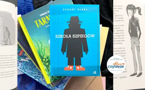 Okładka książki "Szkoła szpiegów" Stuarta Gibbsa, z sylwetką szpiega w kapeluszu i płaszczu. Kolejność książek na zdjęciu sugeruje, że to początek przygody.