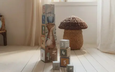 Wie nauka przez zabawę, czyli montessori co to? Drewniane klocki z leśnymi zwierzątkami i cyferkami zachęcają do kreatywnej zabawy.