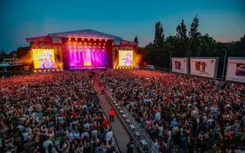 Koncert na Orange Warsaw Festival z tłumem widzów i artystą na telebimie.