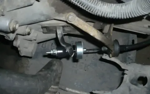 Mechanizm regulacji linki sprzęgła w samochodzie. Widoczny element pozwala na precyzyjne ustawienie naciągu linki.