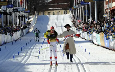 Vinnaren av Vasaloppet korsar mållinjen med en krans och en flagga. Hur lång tid tar det att åka Vasaloppet? Det beror på dig!