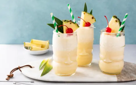 Trzy orzeźwiające drinki bezalkoholowe Mocktail kontra klasyczny koktajl, udekorowane ananasem i wiśnią.