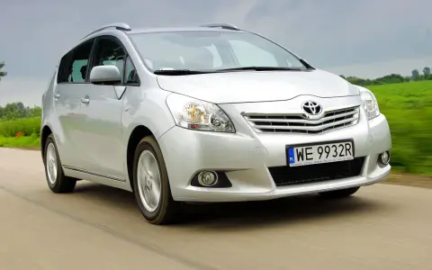 Srebrny Toyota Verso w ruchu. Rozważając toyota verso - wady i zalety, warto zwrócić uwagę na jego przestronność i komfort.