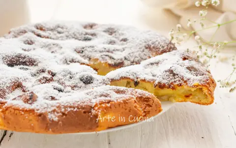 Frittata di mele in padella pronta in 5 minuti, soffice e cosparsa di zucchero a velo. Un dolce veloce e goloso.