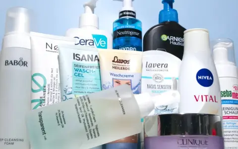 Vielfalt an Produkten, womit Gesicht waschen: Schaum, Gel, Creme und Reinigungsmilch von Babor, CeraVe, Neutrogena, Garnier, Isana, Luvos, Lavera, Nivea, Sebamed und Clinique.