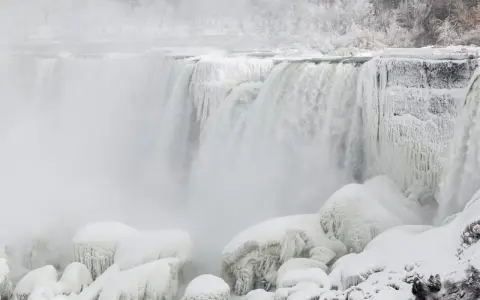 Las cataratas del Niágara, cubiertas de hielo y nieve, crean un paisaje invernal majestuoso.
