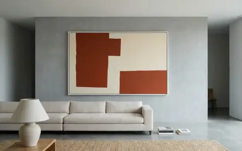 Un soggiorno minimalista con un divano bianco, un tappeto in juta e un quadro astratto su pareti colorate moderne.