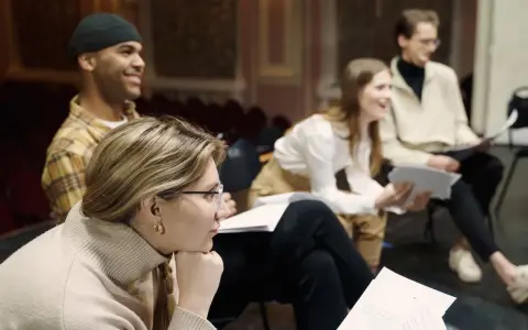 Aktorzy na próbie, analizujący scenariusz. Testują różne scenariusze, przygotowując się do premiery.