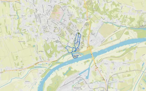 Mapa turystyczna Sandomierza i okolic. Zaznaczony szlak pieszy lub rowerowy, prowadzący przez centrum miasta i wzdłuż Wisły. Atrakcje Sandomierza i okolic.