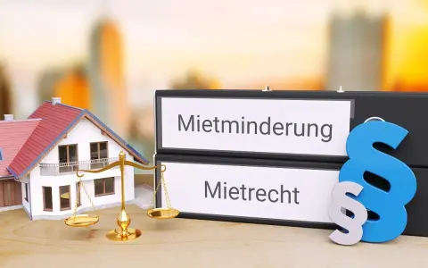 Hausmodell, Waage, Ordner mit "Mietminderung" & "Mietrecht" & Paragraphenzeichen. Wenn der Vermieter seinen Pflichten nicht nachkommt, ist das Mietrecht gefragt.