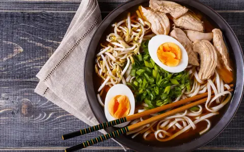 Ramen: Jaka to kuchnia? Poznaj historię i rodzaje japońskiej zupy