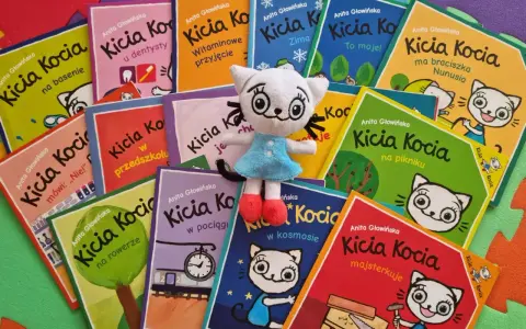 Kicia Kocia i jej przygody w książkach: na basenie, u dentysty, w przedszkolu, na rowerze, w pociągu, w kosmosie i wiele innych.
