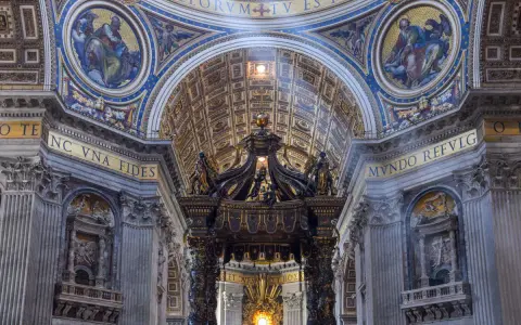 Magnifique baldaquin baroque au-dessus de la tombe de Saint Pierre dans la basilique. L'or et le marbre brillent sous la lumière.