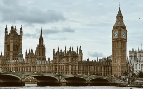 Pałac Westminsterski i Big Ben to ikony, które koniecznie trzeba zobaczyć w Londynie. Most Westminsterski pełen ludzi.