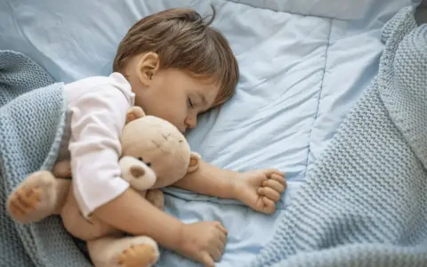 Jak nauczyć dziecko spać bez pampersa i uniknąć wpadek nocnych