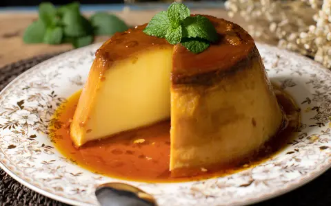 Co to jest pudding? Odkryj różnice i smaki tego deseru