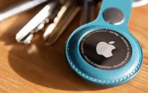Ein blauer AirTag-Schlüsselanhänger mit Apple-Logo und Schlüsselbund. So funktioniert ein AirTag: Er nutzt Bluetooth LE und Ultra Wideband zur Ortung.