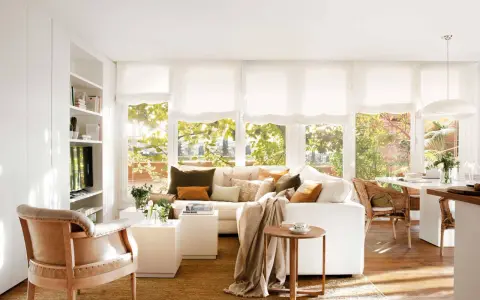Salón luminoso con muebles blancos y madera. El color de pared ideal para este estilo es un blanco cálido que realza la calidez de la madera y la frescura del blanco.
