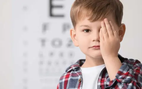 Objawy wady wzroku: Kiedy mrużenie oczu to sygnał do specjalisty?
