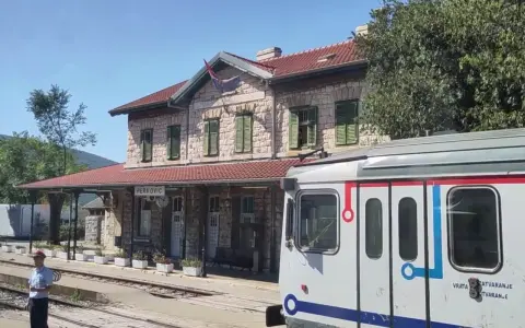 Ein Zug nach Split steht am Bahnhof Perković. Ein Schaffner wartet auf dem Bahnsteig.