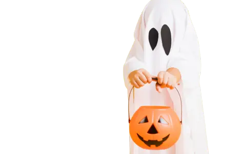 Barn i spökdräkt med pumpahink, en klassisk idé för halloween.