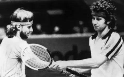 Borg y McEnroe, dos leyendas del tenis, se dan la mano en la cancha.