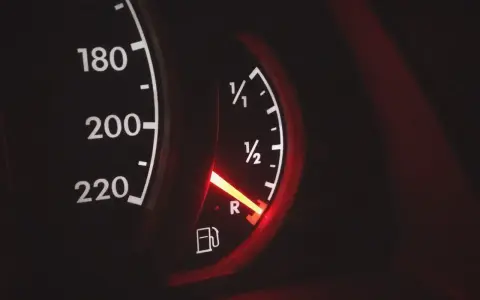 Wskaźnik paliwa na desce rozdzielczej pokazuje niski poziom. To może być objaw za niskiego poziomu paliwa w gaźniku.