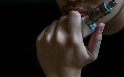 Persona probando un vaper, mostrando varios modelos de vaper en su mano.