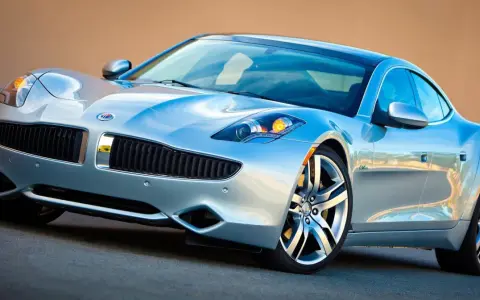 Srebrny Fisker Karma z eleganckimi liniami i sportowymi felgami, gotowy na podbój drogi.