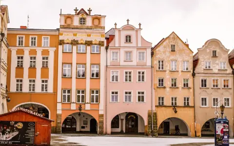 Kolorowe kamienice na rynku w Jeleniej Górze. Altstadt zachwyca architekturą, a zimowy dzień dodaje uroku.
