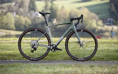 Nowy rower gravelowy, idealny na każdą trasę. Te rowery uniwersalne sprawdzą się zarówno na asfalcie, jak i w terenie.