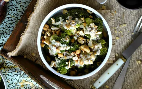 Ensalada de brócoli con aderezo cremoso y frutos secos. Una opción deliciosa para tus recetas con brócoli.