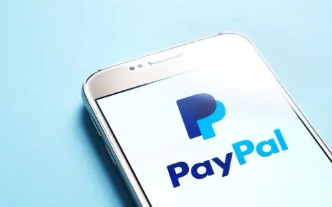 Smartfon z logo PayPal. Szybka i wygodna płatność PayPal na wyciągnięcie ręki.