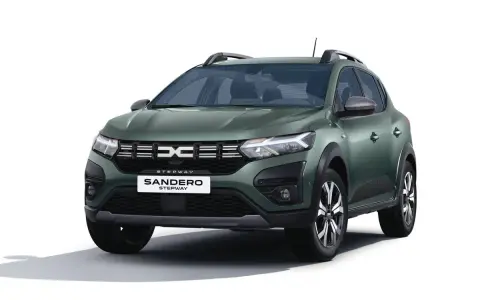Dacia Sandero Stepway verde, el coche más vendido en España, con su diseño robusto y moderno.