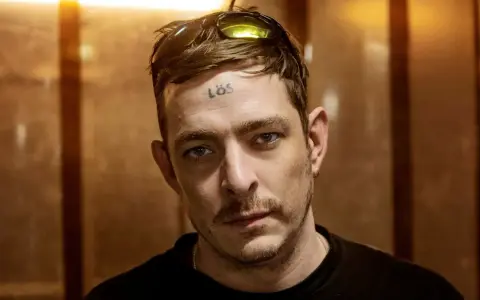 Sebastian Murphy, en av medlemmarna i Viagra Boys, med solglasögon på pannan och tatueringen "LÖS" på pannan.