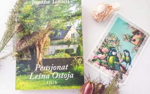 Okładka książki "Pensjonat Leśna Ostoja" z widokiem na dom i ogród, obok pocztówka z ptaszkami.