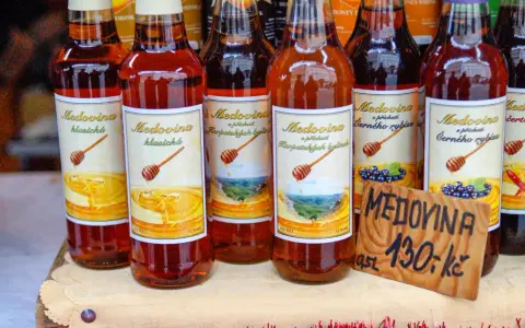 Szukasz, co kupić w Czechach? Spróbuj tradycyjnej czeskiej miodoviny w butelkach z różnymi smakami, np. klasyczna, z czarnej porzeczki czy z karpackich ziół.