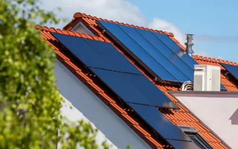 Dach mit Solarthermieanlage und Klimaanlage. Die solarthermieanlage kosten sind eine Investition in die Zukunft.