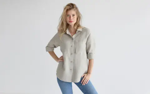 Kobieta w lnianej koszuli męskiej i jeansach. Stylowa, luźna lniana koszula męska na co dzień.