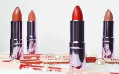 Rossetti e matite labbra Neve Cosmetics in varie tonalità, pronti per un perfetto trucco labbra.