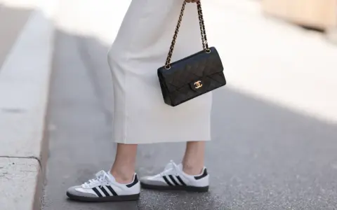 Biała sukienka, czarna torebka Chanel i najmodniejsze adidasy damskie – idealny zestaw na miejski spacer.