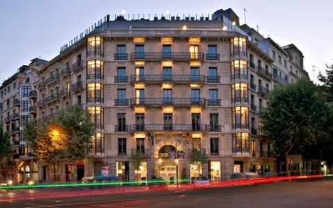 Axel Hotel Barcelona: Descubre tu oasis heterofriendly en el Gayxample