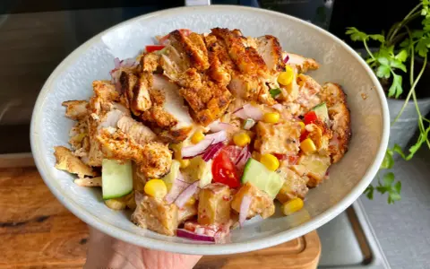 En härlig kyckling kebab-sallad med krispig kyckling, majs, gurka, tomat och rödlök i en krämig dressing.