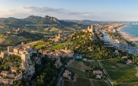 Panoramica aerea di borghi medievali e colline verdi, con il mare Adriatico sullo sfondo. Si vedono San Leo, Gradara, Santarcangelo e Cesenatico, un viaggio tra storia e natura in Romagna.