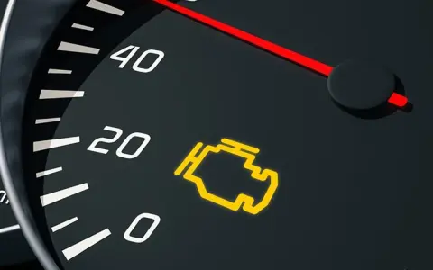 Spia motore accesa sul cruscotto. L'indicatore di avaria motore, gestito dall'ecu automotive, segnala un problema.